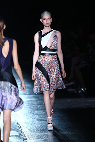 Model walks the runway at the Prabal Gurung fashion show — Stock Photo, Image