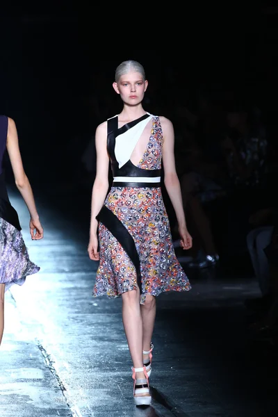 Model spacery pasa startowego na pokaz mody prabal gurung — Zdjęcie stockowe