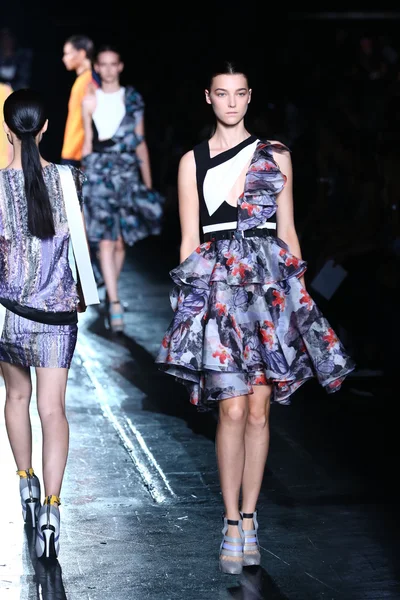 Model walks the runway at the Prabal Gurung fashion show — Stock Photo, Image