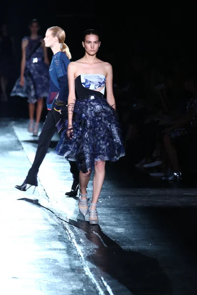 Modelo camina por la pasarela en el desfile de moda Prabal Gurung — Foto de Stock