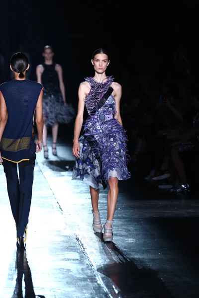 Model walks the runway at the Prabal Gurung fashion show — Stock Photo, Image