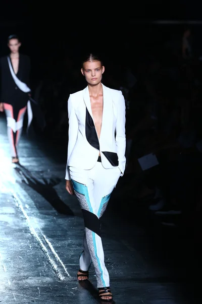 Model walks the runway at the Prabal Gurung fashion show — Stock Photo, Image