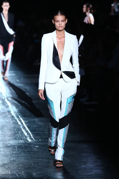 Model walks the runway at the Prabal Gurung fashion show — Stock Photo, Image