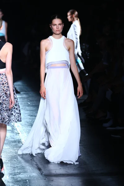 Modelo camina por la pasarela en el desfile de moda Prabal Gurung —  Fotos de Stock