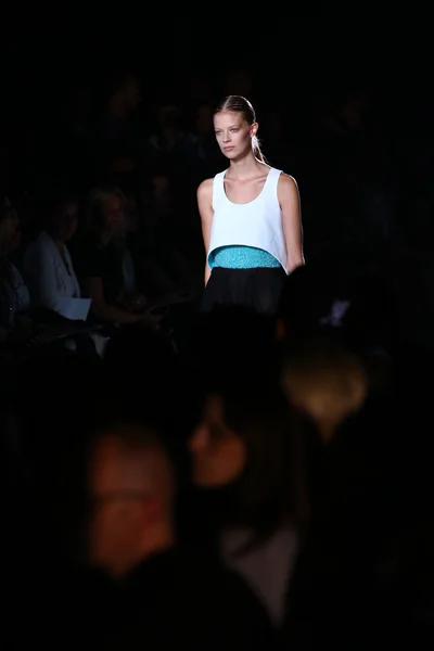 Modelo camina por la pasarela en el desfile de moda Prabal Gurung — Foto de Stock