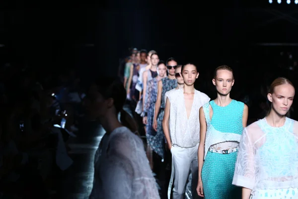 Modellek séta a kifutón finálé a divatbemutató Judit Eszter — Stock Fotó