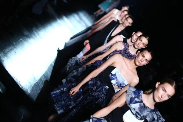 Modelos caminan el final de la pasarela en el desfile de moda de Prabal Gurung —  Fotos de Stock