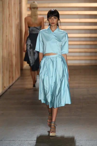 Model walks the runway at the Tibi fashion show — Stock Photo, Image