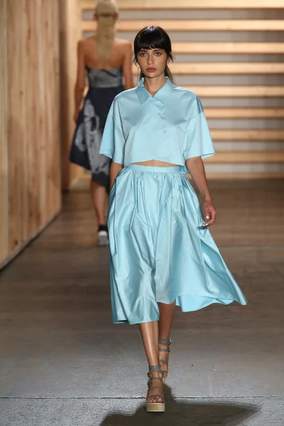 Model walks the runway at the Tibi fashion show — Stock Photo, Image