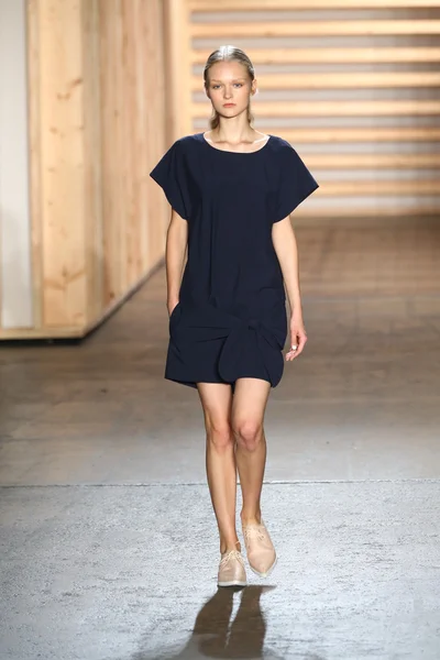 Model walks the runway at the Tibi fashion show — Stock Photo, Image