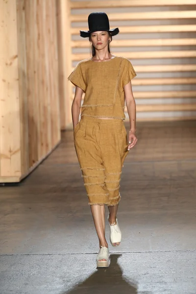 Model walks the runway at the Tibi fashion show — Stock Photo, Image