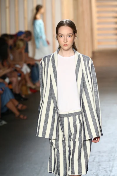 tibi defile pist model yürür