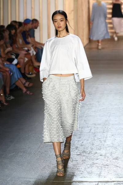 tibi defile pist model yürür