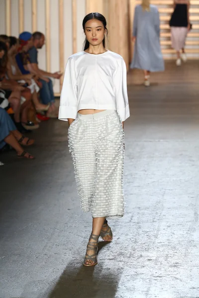 Model walks the runway at the Tibi fashion show — Stock Photo, Image
