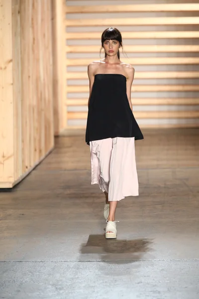 Model walks the runway at the Tibi fashion show — Stock Photo, Image