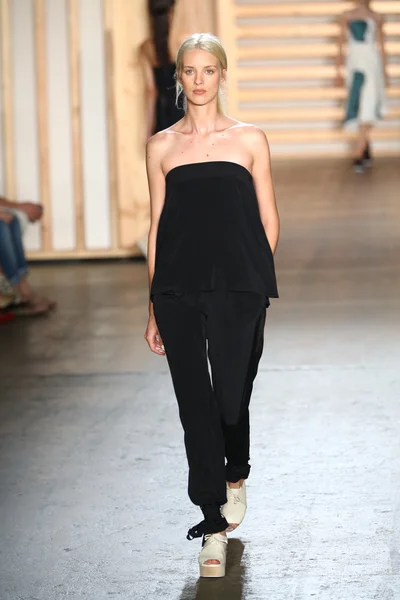 Model walks the runway at the Tibi fashion show — Stock Photo, Image