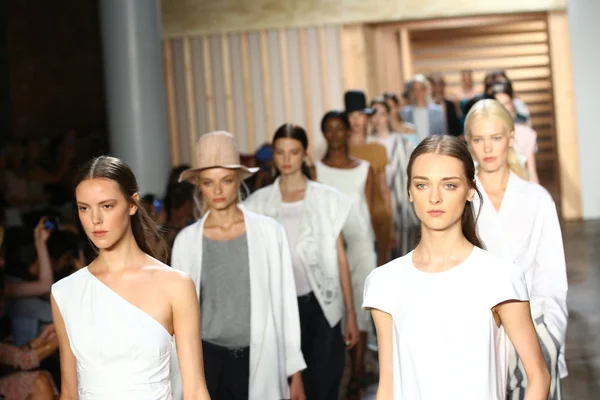 Modellek séta a kifutón finálé a tibi divatbemutató — Stock Fotó
