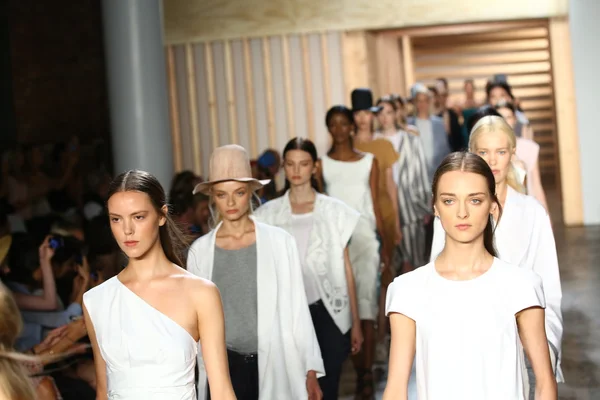 Modelos caminan el final de la pasarela en el desfile de moda de Tibi —  Fotos de Stock