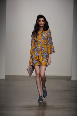 karen walker ilkbahar-yaz 2015 defile pist model yürür