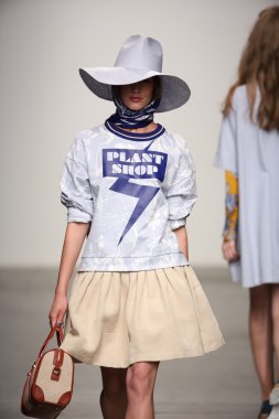 karen walker ilkbahar-yaz 2015 defile pist model yürür