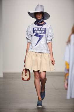 karen walker ilkbahar-yaz 2015 defile pist model yürür