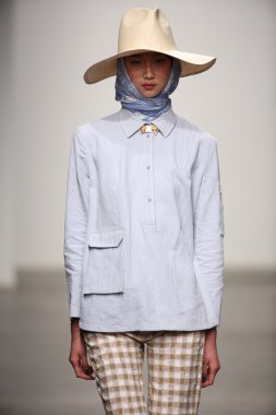 karen walker ilkbahar-yaz 2015 defile pist model yürür