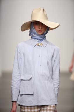 karen walker ilkbahar-yaz 2015 defile pist model yürür