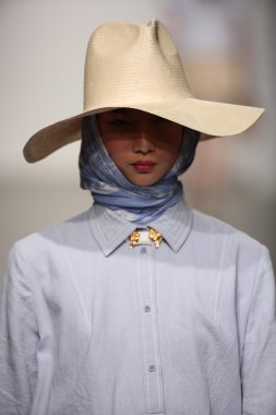 karen walker ilkbahar-yaz 2015 defile pist model yürür