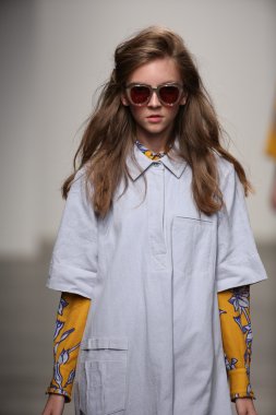 karen walker ilkbahar-yaz 2015 defile pist model yürür