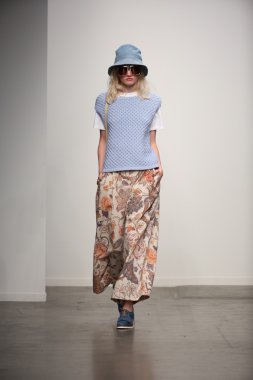 karen walker ilkbahar-yaz 2015 defile pist model yürür