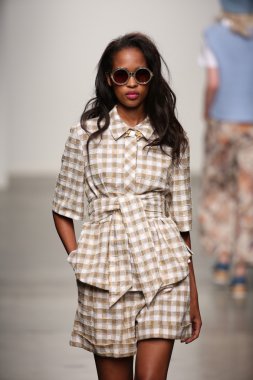 karen walker ilkbahar-yaz 2015 defile pist model yürür