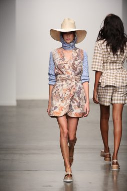 karen walker ilkbahar-yaz 2015 defile pist model yürür