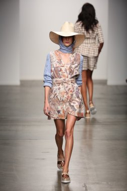 karen walker ilkbahar-yaz 2015 defile pist model yürür