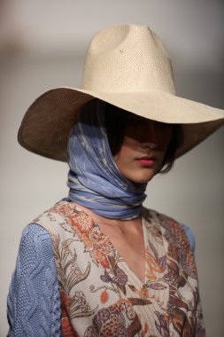 karen walker ilkbahar-yaz 2015 defile pist model yürür