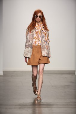 karen walker ilkbahar-yaz 2015 defile pist model yürür