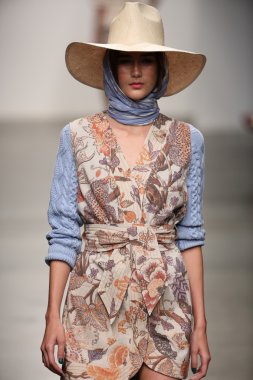 karen walker ilkbahar-yaz 2015 defile pist model yürür