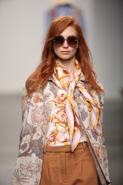 karen walker ilkbahar-yaz 2015 defile pist model yürür