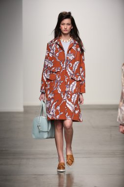 karen walker ilkbahar-yaz 2015 defile pist model yürür