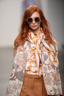 karen walker ilkbahar-yaz 2015 defile pist model yürür