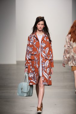 karen walker ilkbahar-yaz 2015 defile pist model yürür