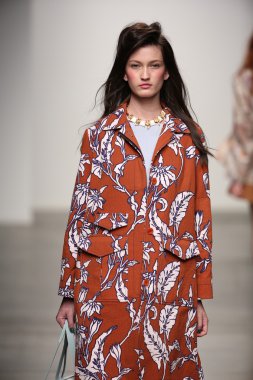 karen walker ilkbahar-yaz 2015 defile pist model yürür