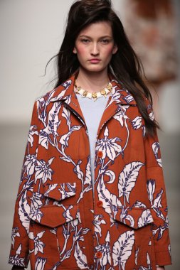 karen walker ilkbahar-yaz 2015 defile pist model yürür