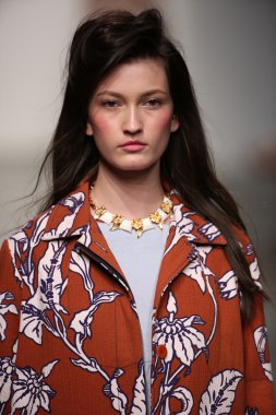 karen walker ilkbahar-yaz 2015 defile pist model yürür