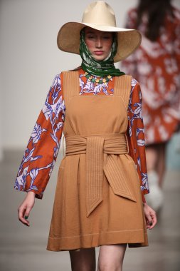 karen walker ilkbahar-yaz 2015 defile pist model yürür