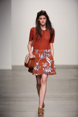 karen walker ilkbahar-yaz 2015 defile pist model yürür