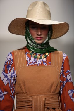 karen walker ilkbahar-yaz 2015 defile pist model yürür