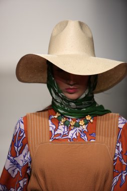 karen walker ilkbahar-yaz 2015 defile pist model yürür