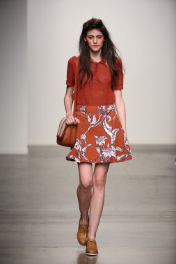 karen walker ilkbahar-yaz 2015 defile pist model yürür