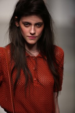 karen walker ilkbahar-yaz 2015 defile pist model yürür