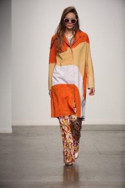 karen walker ilkbahar-yaz 2015 defile pist model yürür